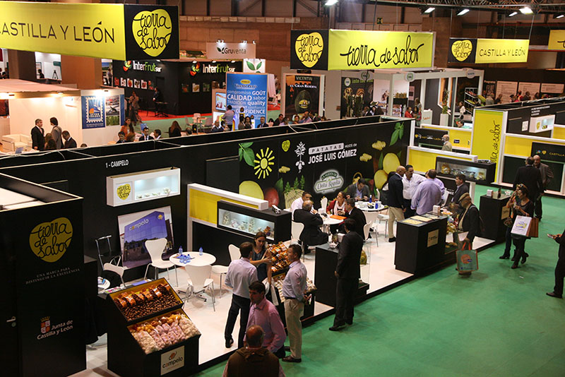 stand feria patatas y gente